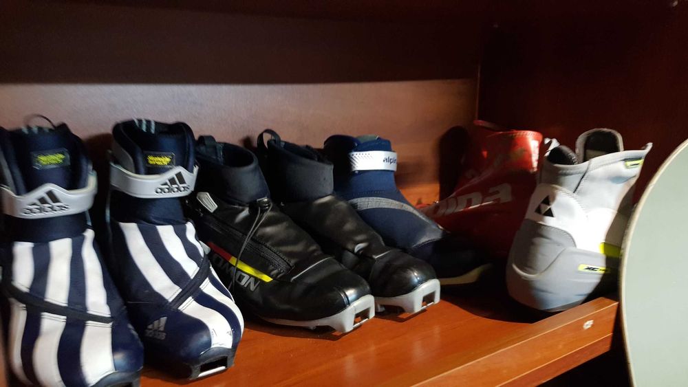 Narty biegowe i zjazdowe, buty narciarskie, kaski