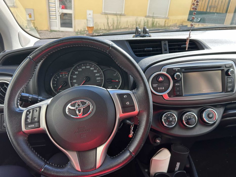 Toyota Yaris 1.0 a gasolina, de 2013