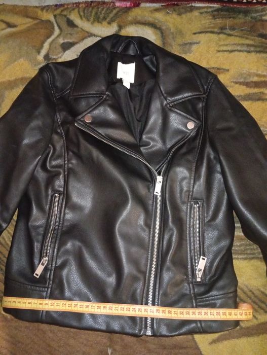 Продаєця жіноча косуха