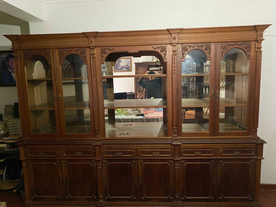 Móvel de madeira nogueira maciça.Antiguidade/Estante/Vitrina/Louceiro