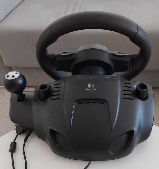 Volante e pedais da Logitech