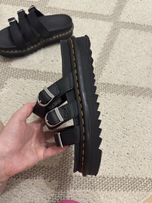 Шльопанці Dr. Martens