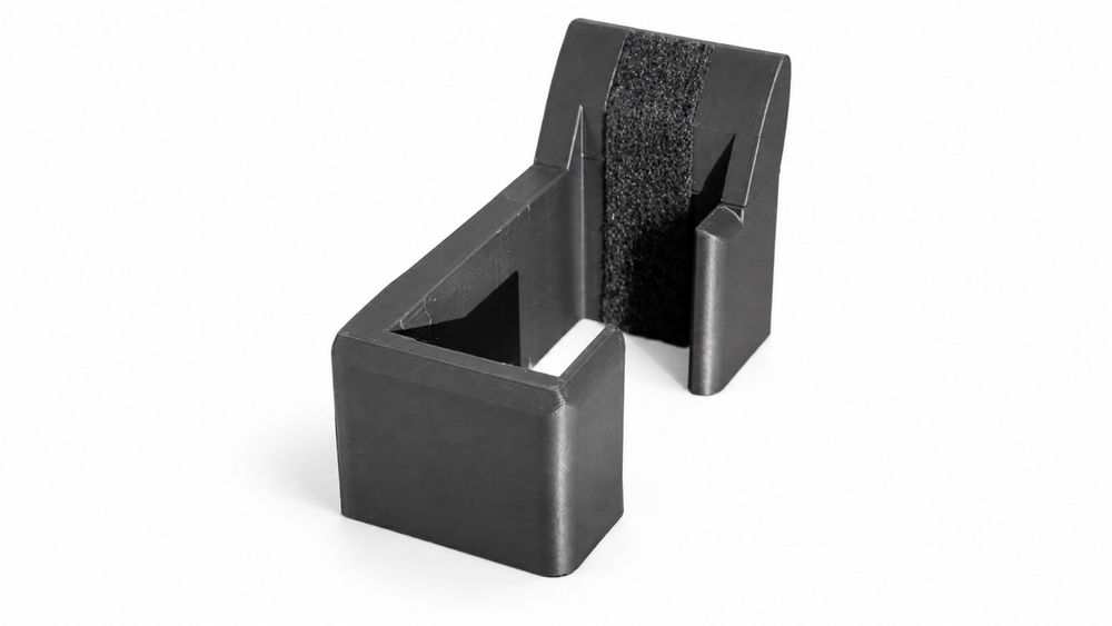 Magnetyczny uchwyt na broń krótką z latarką/kolimatorem do sejfu lub szafy