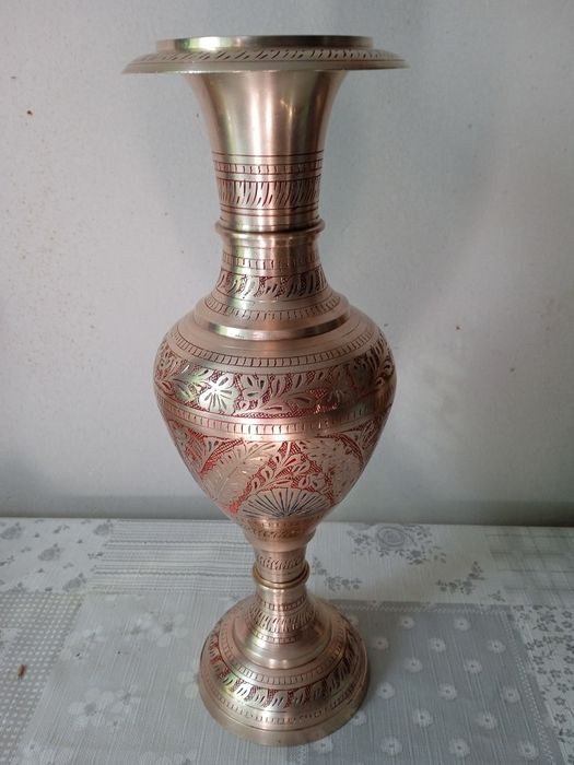 duży wazon zdobiony mosiężny