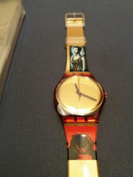 Relógio SWATCH dourado novo