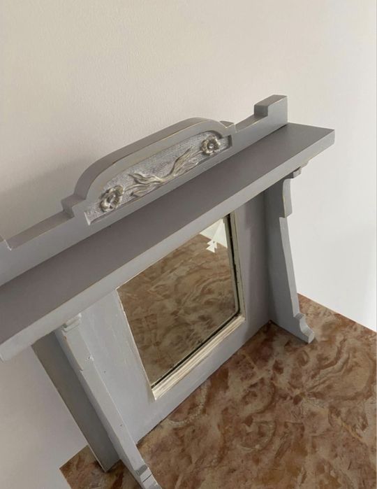 Mesa antiga restaurada vintage