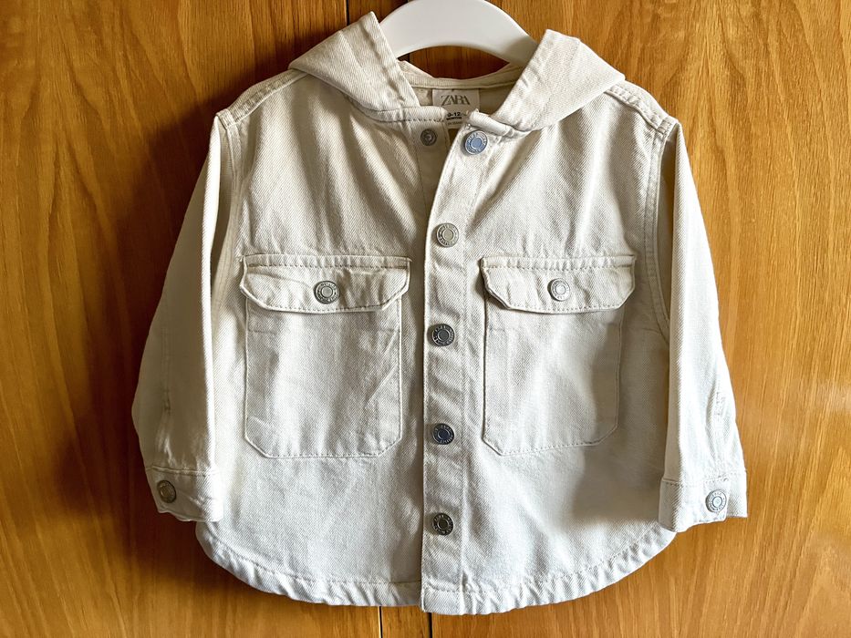 Camisa em sarja bege com capuz para criança