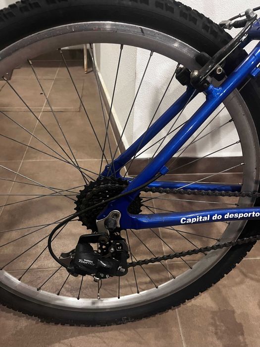 Vendo bicicleta com marcas de uso