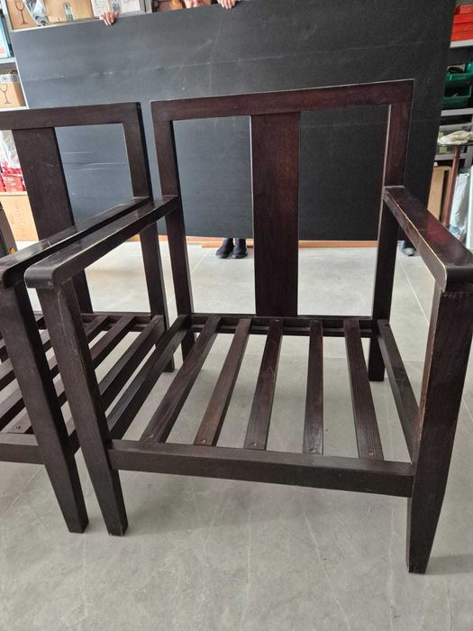 2 cadeirões de madeira maciça