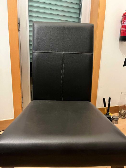 Conjunto de mesa madeira escura e 4 cadeiras em pele - 80 €