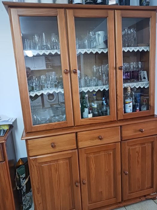 Móvel sala com louceiro.