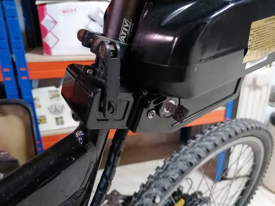 Bicicleta eléctrica antiga e sem carregar a bateria