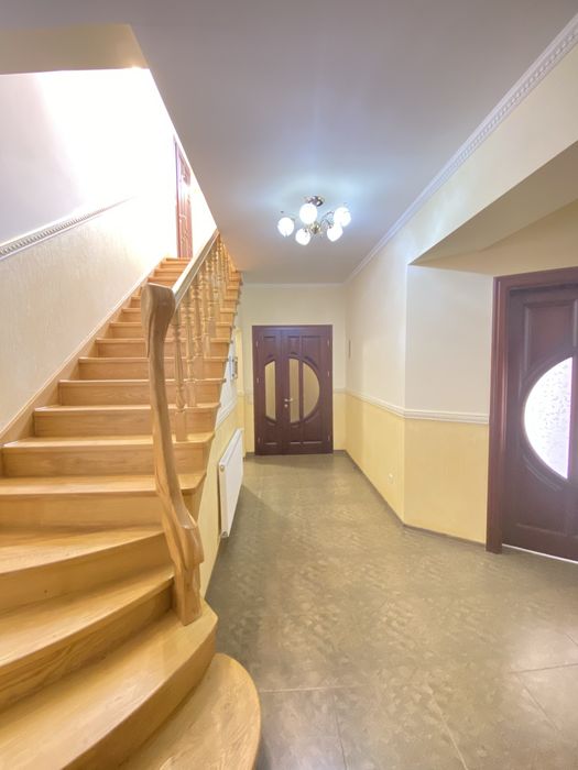 Просторий будинок з ремонтом, меблями та зручним розташуванням