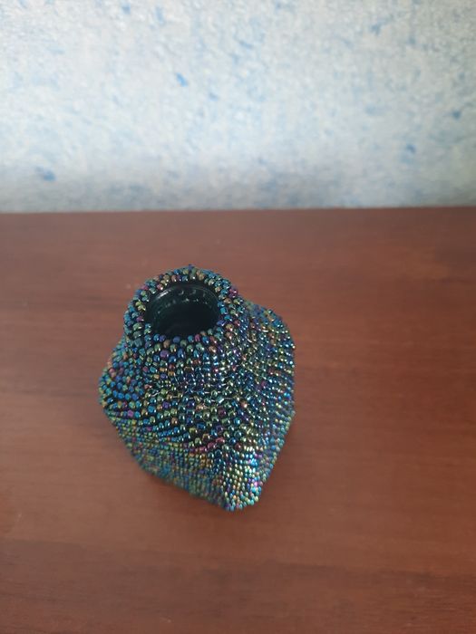 Вазочка, пляшка обплетена бісером.