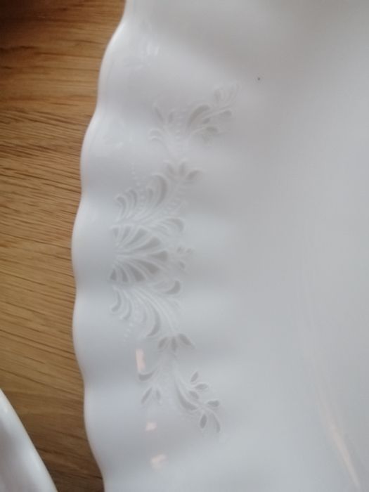 Komplet nowych talerzy Chodzież 4 sztuki