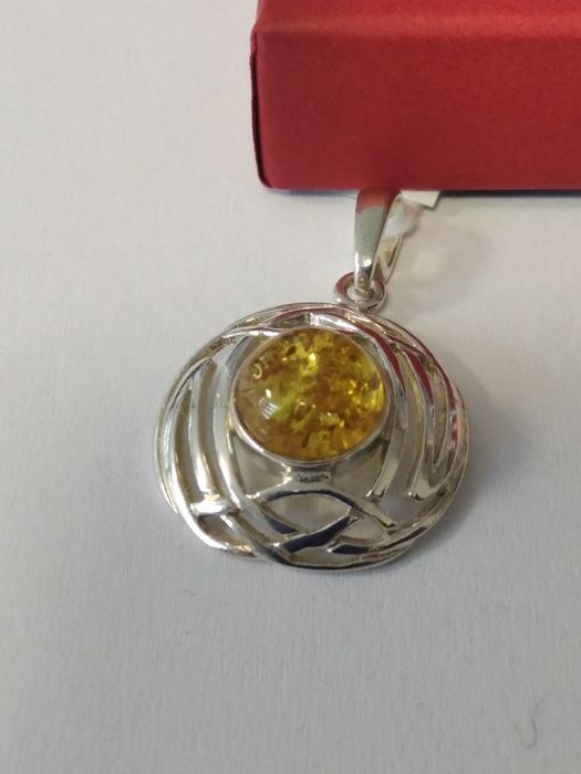 Srebrny wisiorek z bursztynem srebro 925