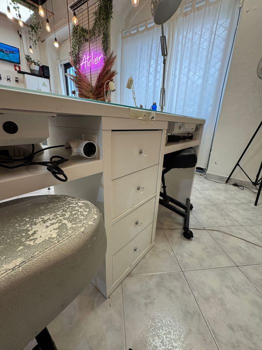 Mesa de manicure com aspiração