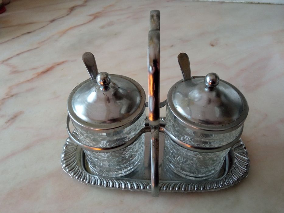 Conjunto de recipientes com suporte banhados a prata para compotas