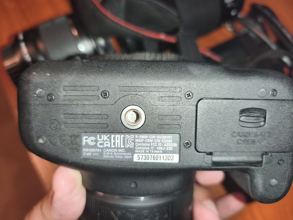 Фотокамера с 2 объективами Canon 2000D EOS