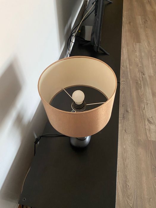 Candeeiro em tons de dourado e preto