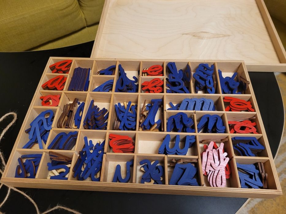 Drewniany alfabet montessori w drewniany pudełku