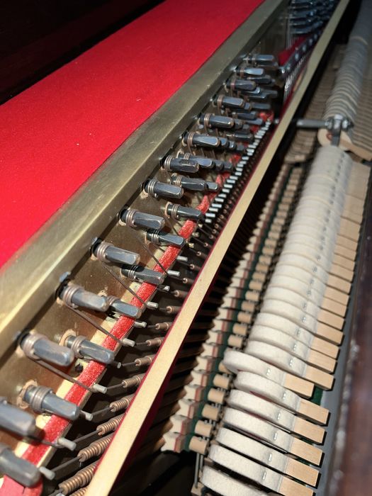Piano vertical Osaki com história – para restauro