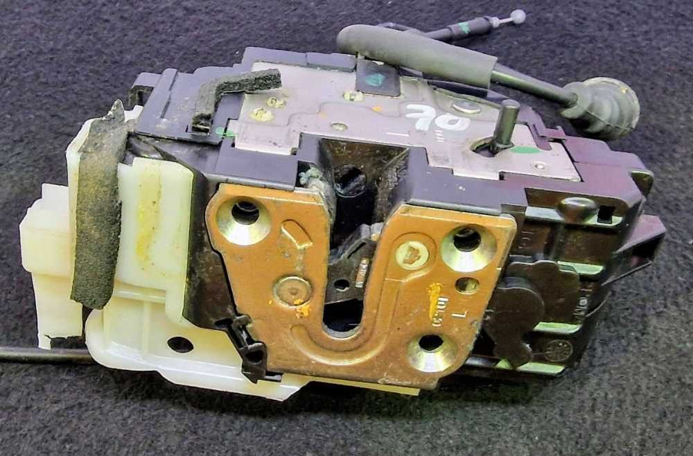 Fechadura / Fecho Porta Trás Esquerdo KIA CEE'D Hatchback (ED) ano 2007