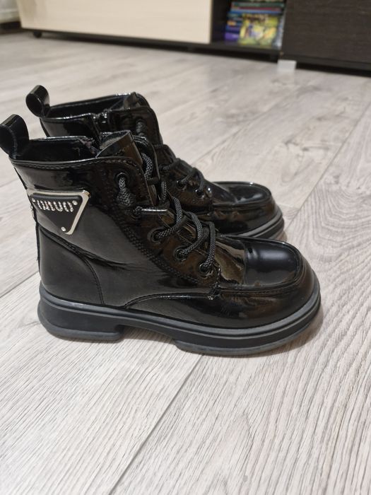 Продам черевики  дитячі б/в