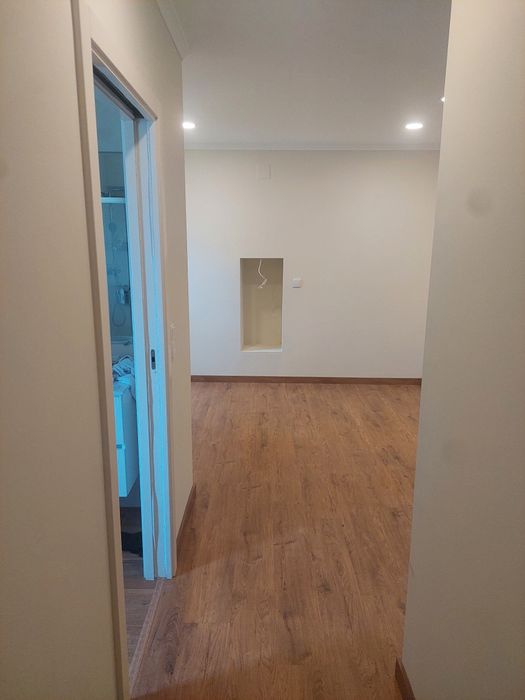 Alugo quarto/suite espaçoso, casa de banho privada Rio de Mouro 450€