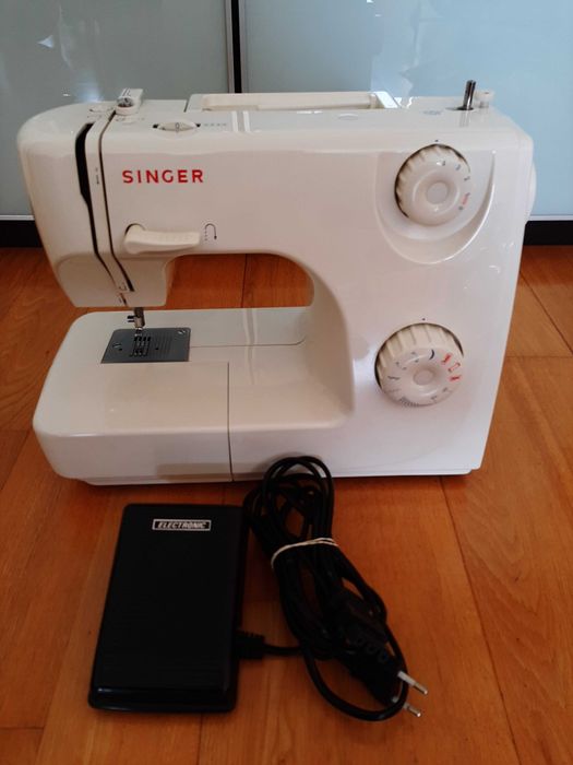 Maq. de Costura SINGER 8280 - 7 Pontos - 7 Programas