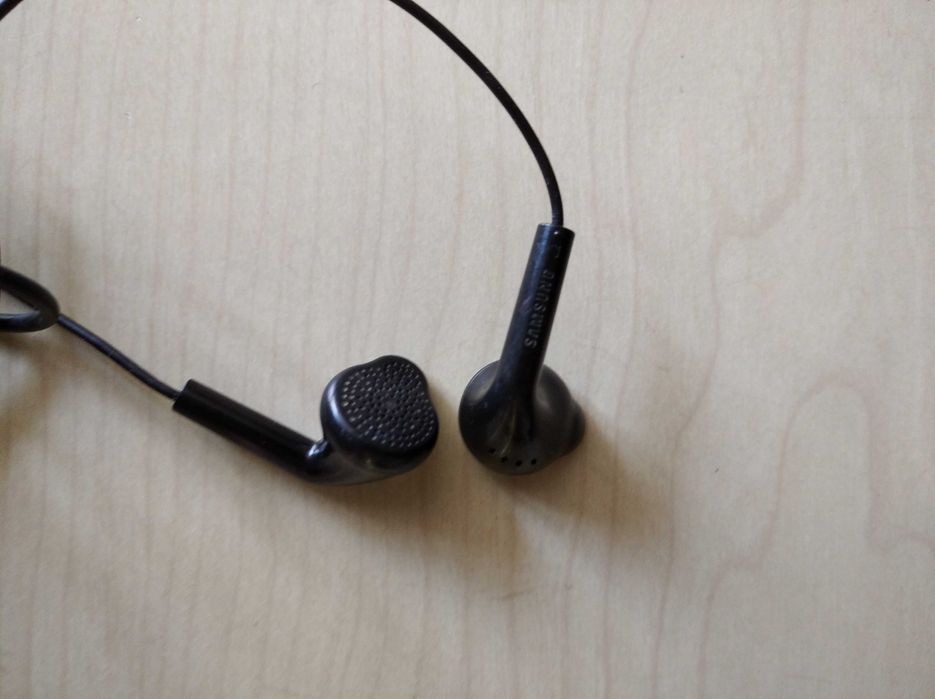 Auriculares com fio Samsung