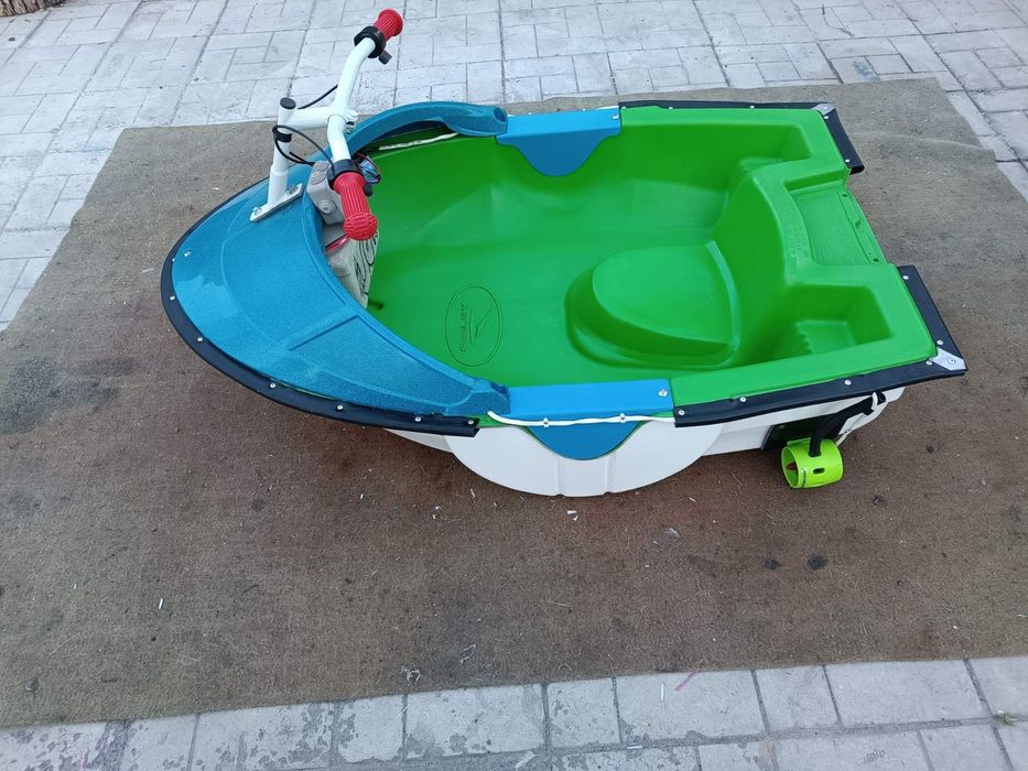 Продам детскую лодку на электро управлении  для проката и личных ну