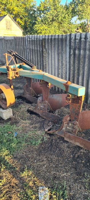 Плуг 3 корпусний