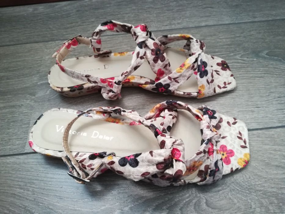 Sandálias Victoria Delef 38