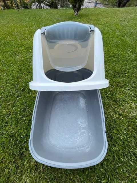 Duas caixas de areia para gatos.