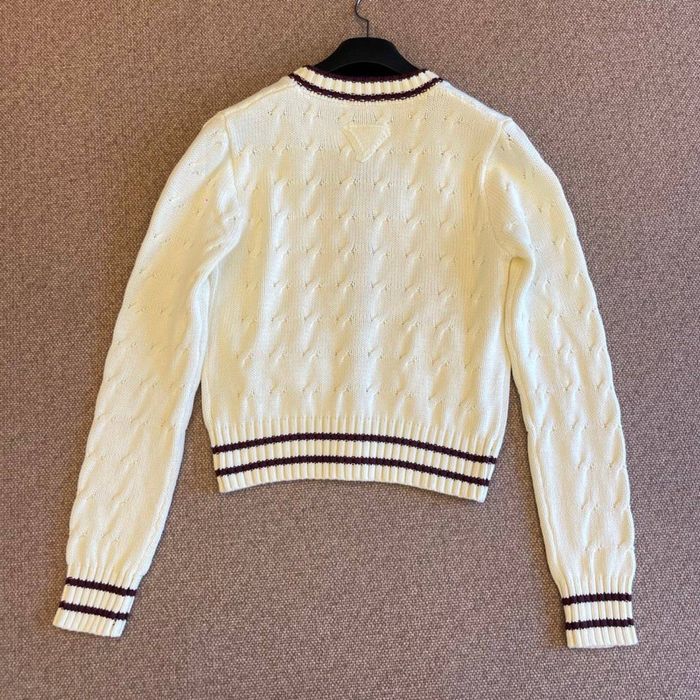 Nowy modny sweter