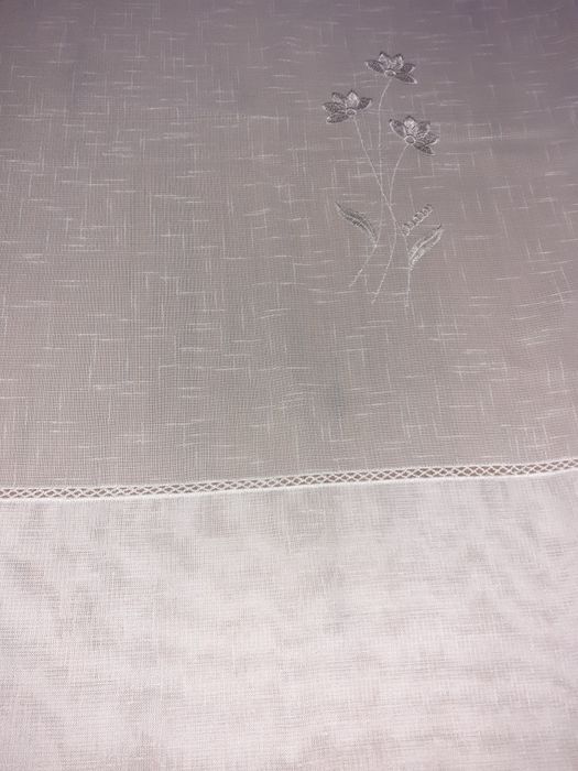 Conjunto de 2 cortinados brancos.