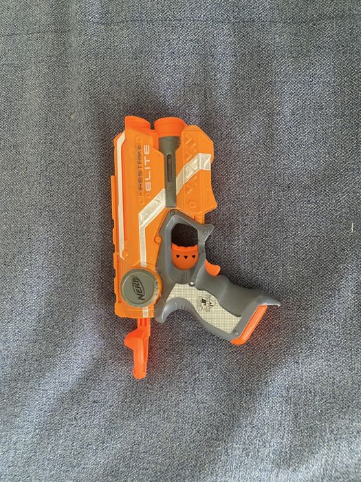 Pistola Nerf de brinquedo com laser de mira vermelho