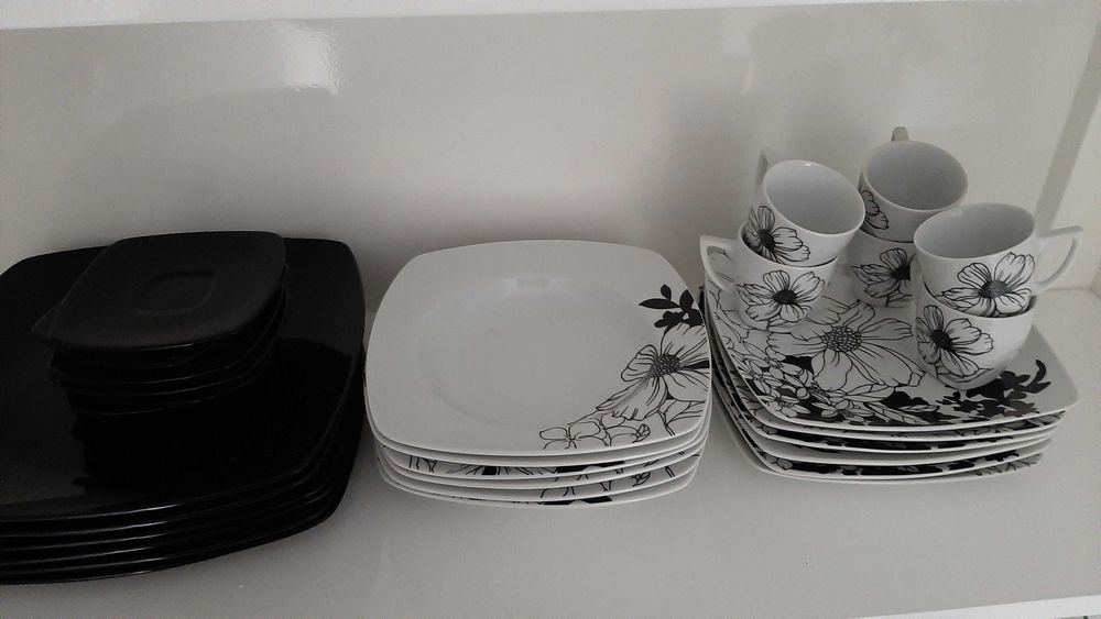 Serviço de pratos completo do gato preto64284077975426123