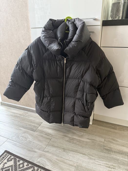 Пуховик овер чорного кольору