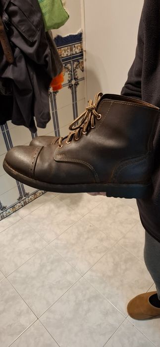 Bota castanha em pele 35,todas cozindas,sola tipo pneu.