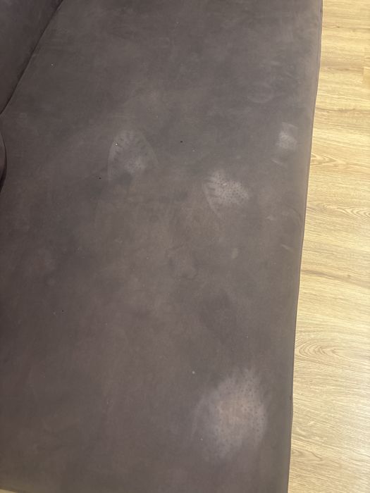 Sofa de sala com sinais de uso