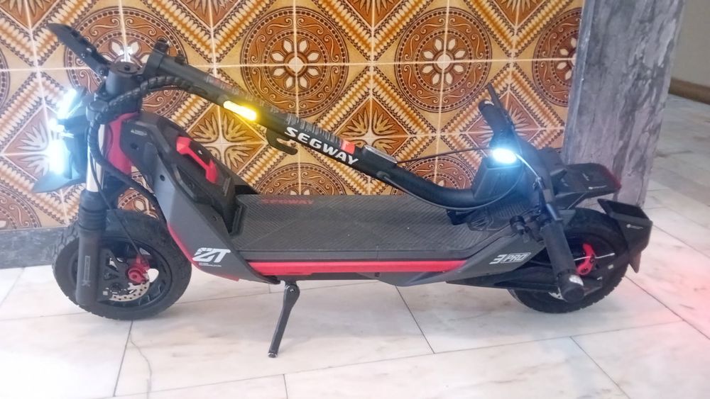 Vedo trotinete segway so tem 4 meses de uso e garantia de 3 anos