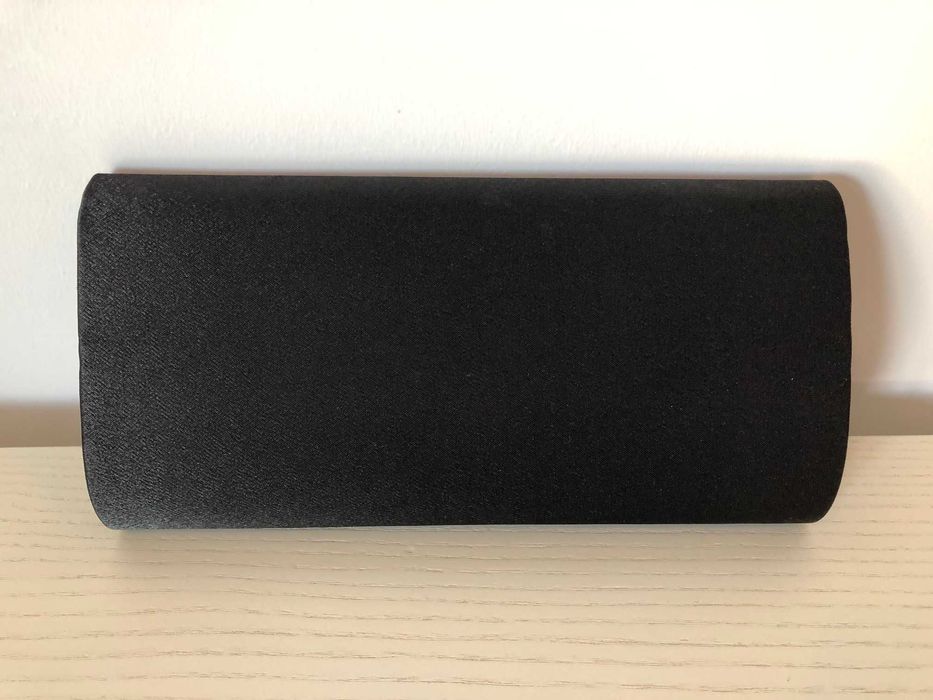 Pochete preta acetinada