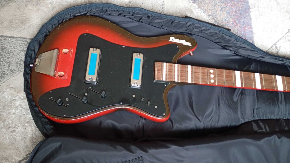 Gitara basowa Boston