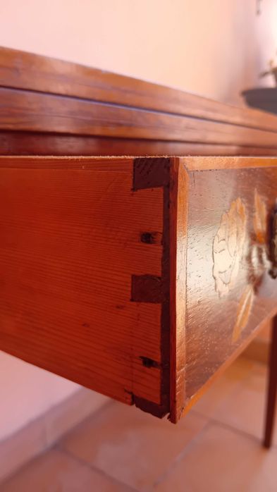 Mesa de jogo antiga em madeira