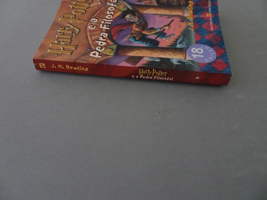 Livro Harry Potter e a Pedra Filosofal - J. K. Rowling