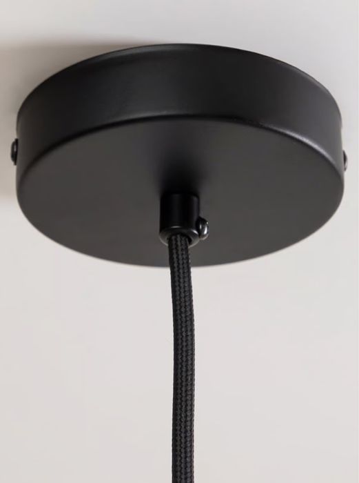 Candeeiro de tecto preto mate com interior em dourado.