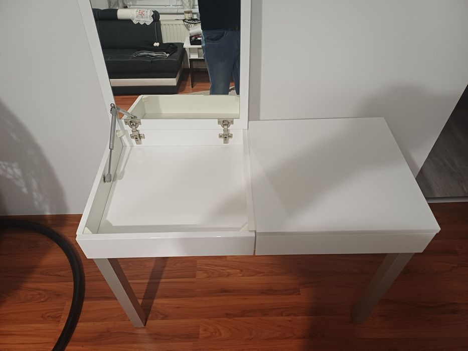 Toaletka z lustrem i szuflada