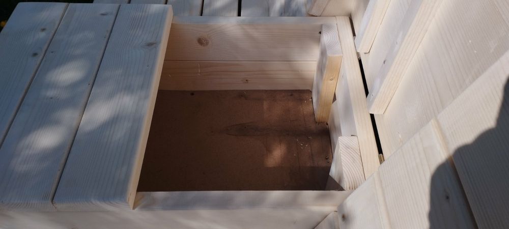 Лавочка зі столиком